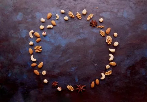 Circle with copy space of assorted nuts flat lay. Healthy eating, dessert Foto stock