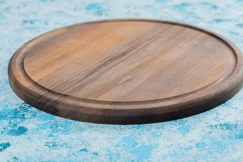 Circle cutting board made from oak tree Stock Photos