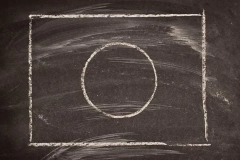 A circle drawn in a rectangular frame with chalk on a black background. Foto stock