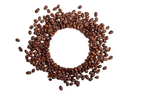 Circle frame of roasted brown coffee beans isolated on white background may u Foto stock