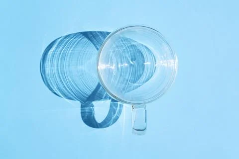 A circle with a hard shadow on a colored background Fotos Stock