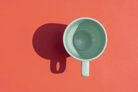 A circle with a hard shadow on a colored background Stock-Fotos