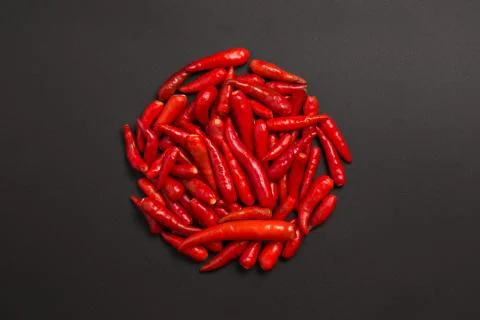 Circle made of non-stem red bird eye chili peppers Foto stock