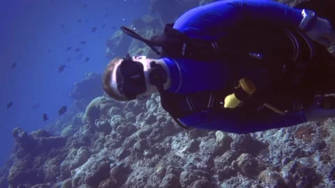 Circle panoramic view of diver who surfacing. Maldives 스톡 동영상 171376515