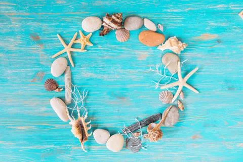 Circle of sea shells with copy space in center. overhead view 스톡 사진