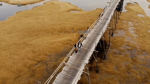 Circle shot of 2 people talking on the wood bridge. Stock Footage 102187914