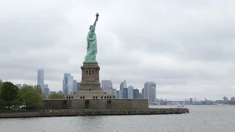 Circle Statue of Liberty From Boat on Cloudy Dreary Day 스톡 동영상 102147526