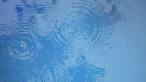 Circles on the surface of the water. Drops drip on blue water. Rain on the lake. Vidéo 250247547