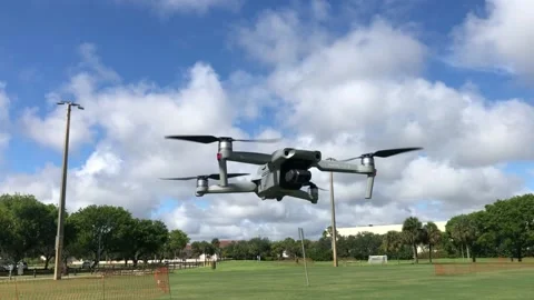 Circling around a drone in flight 스톡 동영상 180515930