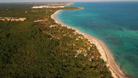 Circling around the point where the dense Mexican forest land meets the 스톡 동영상 229678100