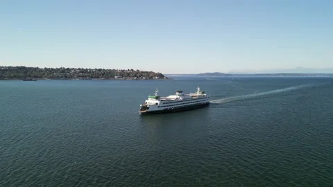 Circling Behind Underway Bainbridge Ferry with view of Seattle Space Needle 库存影片 224966352