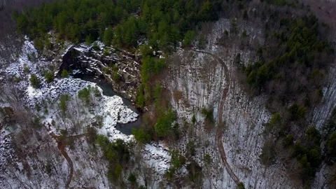 Circling over a cliff side in a winter forest Video stock 224505710