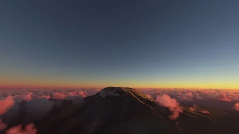 Circular aerial view at sunset of Mount Kilimanjaro volcano. Tanzania 库存影片 278276290