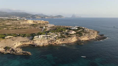Circular camera shot showing the cliffs and sea at sunset. Beaches of Menorca 스톡 동영상 176808230