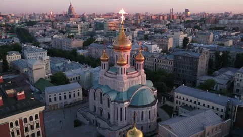 Circular drone flight around historic city church Vidéo 323765265