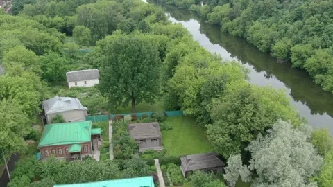 Circular drone flight over river and houses Vidéo 327620356