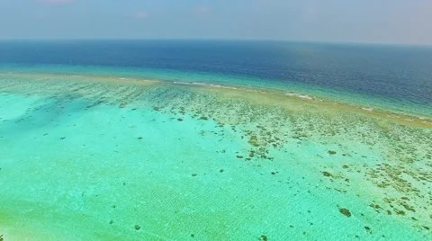 Circular flight over the edge of the shore on a tropical island. Stock-Footage 62067308