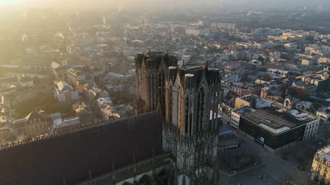 Circular flight over Reims Cathedral with views of the waking city at dawn 스톡 동영상 304809478