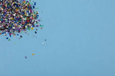 Circular materials, crushed plastic pellets, parts made of recycled plastics Stockfoto's