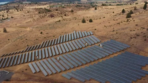 Circular Pan Over Klamath Falls Solar Array Vídeo Stock 345779189