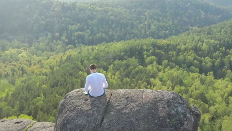 Circular panorama of a freelancer working outdoors in the mountains. Stock Footage 131079702
