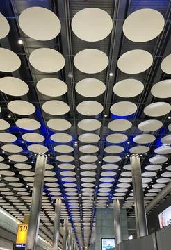 Circular pattern on on the ceiling of London Heathrow airport terminal 5 Foto stock