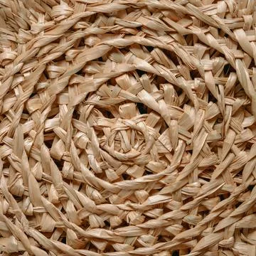 Circular pattern of woven seagrass basket Foto stock
