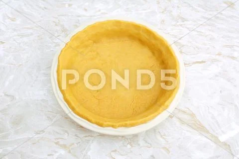 Circular pie dish lined with pastry Stock Photos