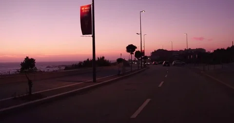 Circular on the road at the end of the day by the beach - conduzir junto a praia 스톡 동영상 77724092