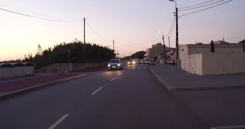 Circular on the road at the end of the day by the beach - conduzir junto a praia 스톡 동영상 77724173