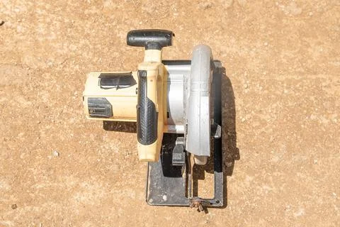 Circular saw electric profession tool equipment on construction site top view Stockfoto's