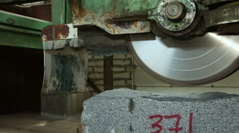 Circular saw for granite stone Vídeos de archivo 63563578