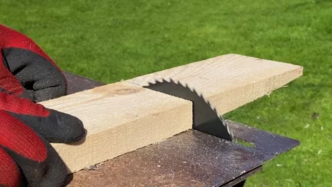 Circular saw quickly cuts across wooden board Vídeo Stock 243939245