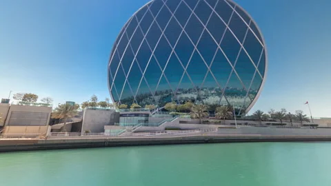 Circular skyscraper Aldar Headquarters Building timelapse in Abu Dhabi, UAE. Vídeos de archivo 144441808