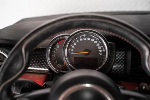 Circular speedometer in a modern car interior Foto stock