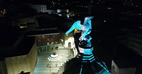 Circulating around rijeka two headed eagle statue at night Stockbeeldmateriaal 75922666
