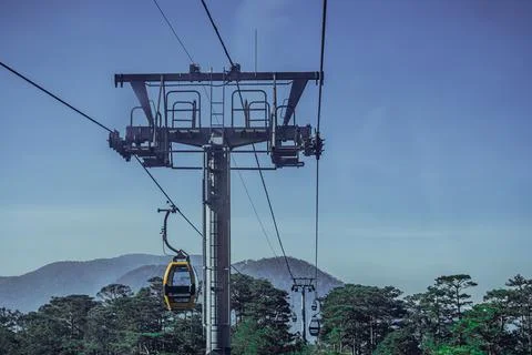 Circulating cable car between Dalat bus station and Robin Hill Truc Lam Vietnam Foto stock