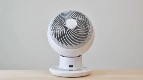 Circulator placed on a desk, moving randomly 動画素材 312928229