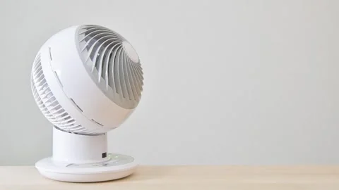 Circulator placed on a desk, moving randomly 動画素材 312928231