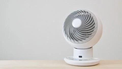 Circulator placed on a desk, moving randomly 動画素材 312928232