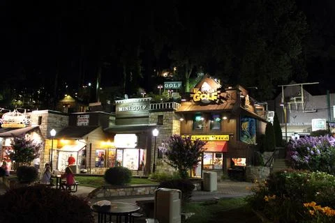 Circus Golf in 3D Storefront Display at Night Fotos Stock