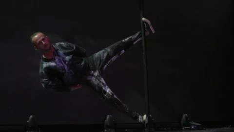 A circus performer is doing tricks on a pole Stock-Footage 286140300