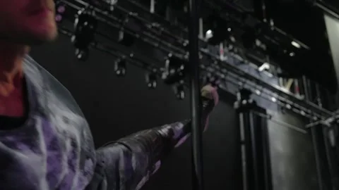 A circus performer is doing tricks on a pole Stock-Footage 286140315