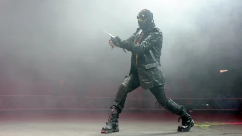 A circus show with knife throwing in the circus arena. Vidéo 310323051