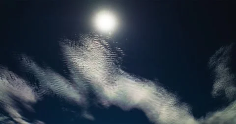 Cirrocumulus clouds morph beneath a broiling midday the sun and blue sky. Vidéo 339515461