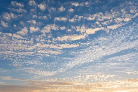 Cirrocumulus clouds sunset sky cloudscape background pattern Foto stock
