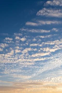 Cirrocumulus clouds sunset sky cloudscape background pattern Foto stock