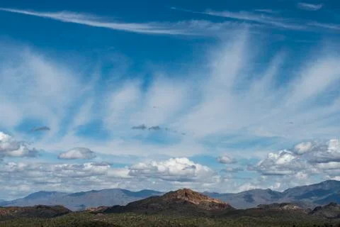 Cirrus clouds above the Superstition Range, Lost Dutchman State Park, Arizona Foto stock