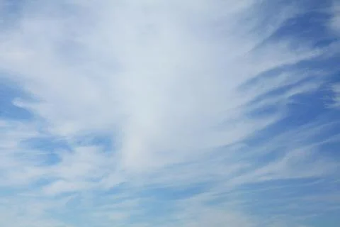 Cirrus clouds on the blue sky background. Thready and abstract sky pattern Foto stock