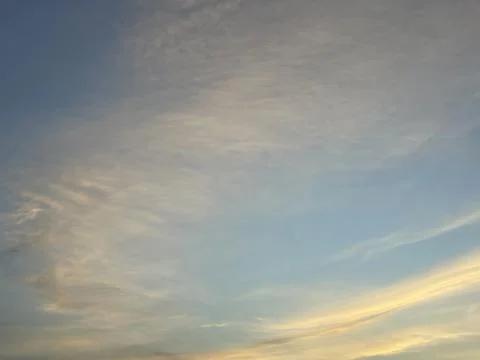 Cirrus Clouds In Blue Sky At Sunset Low Angle View Foto stock